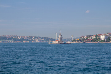 Istanbul Stadtblick vom Bosporus mit Fähre Turm und Brücke