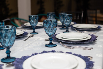 Foto feita em um evento social. Detalhe de mesa de convidados decorada para evento.