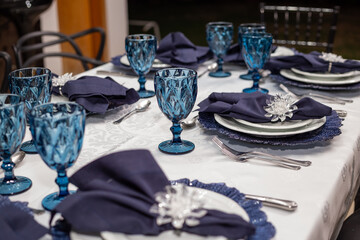 Foto feita em um evento social. Detalhe de mesa de convidados decorada para evento.