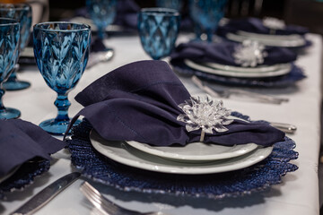 Foto feita em um evento social. Detalhe de mesa de convidados decorada para evento.