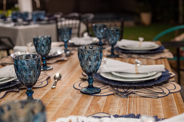 Foto feita em um evento social. Detalhe de mesa de convidados decorada para evento.