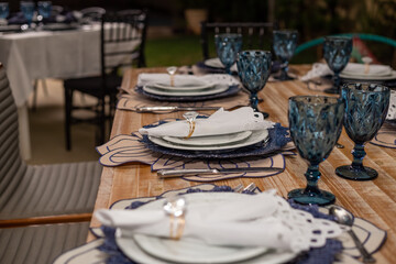 Foto feita em um evento social. Detalhe de mesa de convidados decorada para evento.