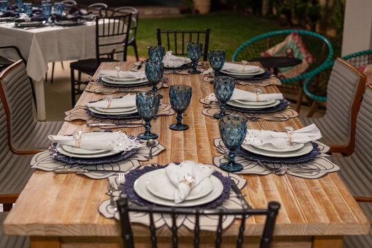 Foto feita em um evento social. Mesa de convidados decorada para evento.