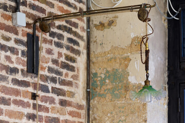 lampe vintage sur un mur texturé
