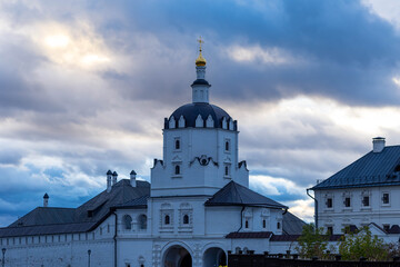 Fototapeta na wymiar churches of the island-city of Sviyazhsk on an autumn evening