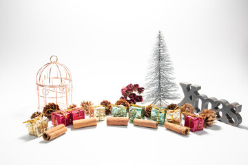 クリスマスオーナメント　ツリー　プレゼント　シナモン　松ぼっくり　バラ