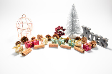 クリスマスオーナメント　ツリー　プレゼント　シナモン　松ぼっくり　バラ