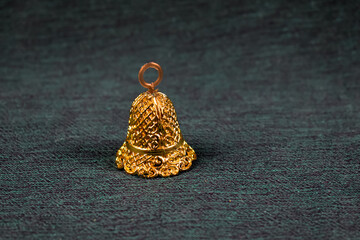 Mały, złoty dzwonek na różnych tłach. © Krzysztof Głowacki