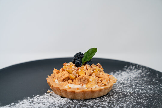 Pay de chongos Zamoranos. Tarta de pasta sable rellena de tradicionales chongos Zamoranos y cacahuate garapi&ntilde;ado.