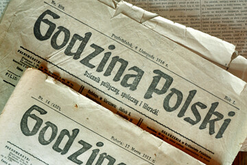 "Godzina Polski" - 1916 - polskojęzyczny dziennik z czasów I wojny światowej, kontrolowany przez Niemców - nazwę przekręcano na "Gadzina" stąd popularne w czasie II WŚ słowo "gadzinówka"