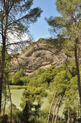 Obraz premium Formación geológica llamada Arco Gótico vista desde la parte inicial del Caminito del Rey