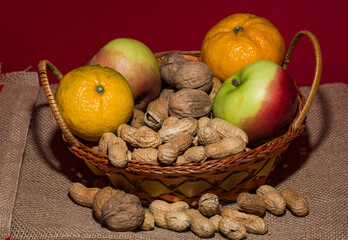 Korb mit Nüssen und Früchten.