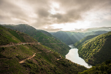 Atardecer en la Ribeira Sacra con vistas a los viñedos colgantes y el rio Sil. (Galicia, España)