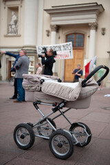wózek dziecięcy w tle dziennikarze  - obrazy, fototapety, plakaty