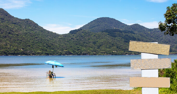 Paisagem com guarda-sol no lago e placas vazias