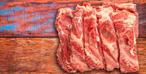 Carne bovina crua fatiada 