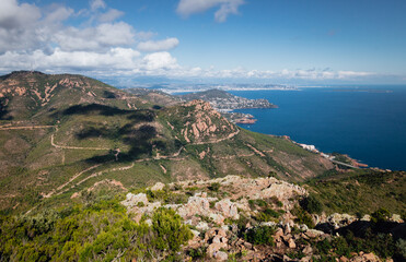 vue depuis le massif de l'Est&eacute;rel sur la cote de la M&eacute;diterran&eacute;e sur la c&ocirc;te d'Azur en France