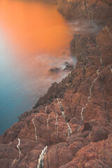 roche volcanique du massif de l'Esterel dans le sud de la France au bord de la mer méditerranée