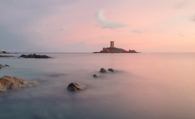 Obraz premium Ile d'or au Dramont à Saint-Raphaël sur la côte d'azur dans le var, vue sur l'île et la plage avec la lumière du soir