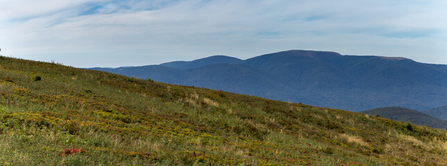 Panorama ze wzgórza Halicz w Bieszczadach jesienią