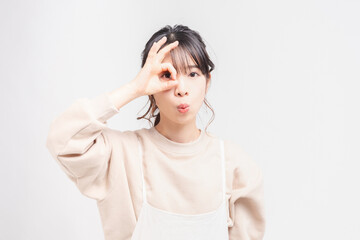 OKのジェスチャーをする若い女性