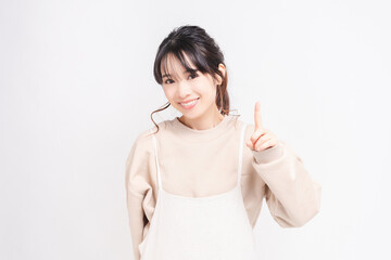 人差し指でポイントを示す若い女性