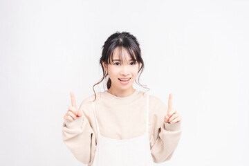 人差し指でポイントを示す若い女性