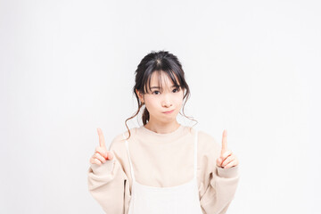 人差し指でポイントを示す若い女性