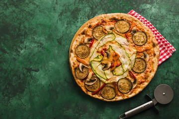 Obraz na płótnie Canvas Vegetarian vegetable pizza on a green background. Copspace