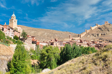 Fototapeta na wymiar Beautiful view of the town of Albarracin in Teruel, with the bell tower of its cathedral and its medieval walls