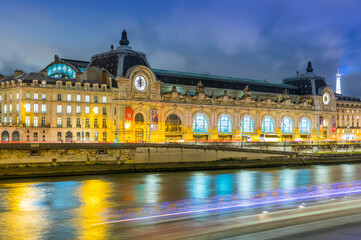 Orsay museum in Paris at night - obrazy, fototapety, plakaty