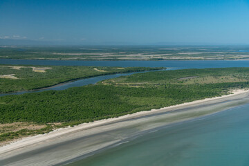 Divisa do Cear&aacute; e Piau&iacute;. Bitupit&aacute; - Cear&aacute; - Ao fundo a Foz do rio Timonha - divisa com Piau&iacute;