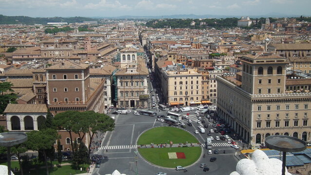 Vista general de la ciudad de Roma desde el Monumento a Vittorio Emanuelle II con la Plaza Venecia delante y el Estadio Olimpico de Roma al fondo a izquierda, tomada el 23-05-2012