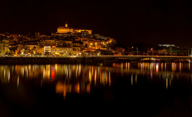 Fototapeta na wymiar Noturno de Coimbra com a Universidade e o rio Mondego