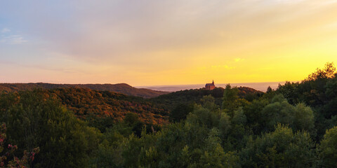 Fränkischer Sommer im Norden von Bayern in einer schönen Hügellandschaft bei Sonnenuntergang in Oberfranken