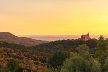 Fränkischer Sommer im Norden von Bayern in einer schönen Hügellandschaft bei Sonnenuntergang in Oberfranken