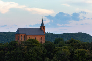 Fototapeta na wymiar Romantische fränkische Sommerlandschaft im Abendrot in Bayern in Oberfranken bei Sonnenuntergang in den Hügeln