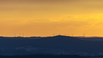 Romantische fr&auml;nkische Sommerlandschaft im Abendrot in Bayern in Oberfranken bei Sonnenuntergang in den H&uuml;geln