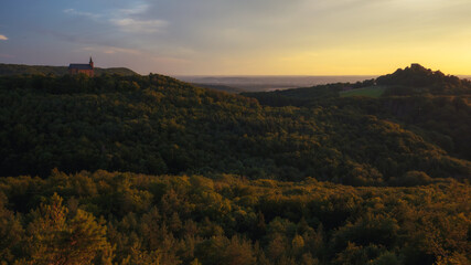 Romantische fr&auml;nkische Sommerlandschaft im Abendrot in Bayern in Oberfranken bei Sonnenuntergang in den H&uuml;geln