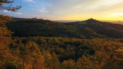 Fränkischer Sommer im Norden von Bayern in einer schönen Hügellandschaft bei Sonnenuntergang in Oberfranken