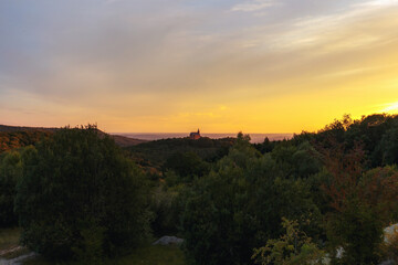 Naklejka premium Romantische fränkische Sommerlandschaft im Abendrot in Bayern in Oberfranken bei Sonnenuntergang in den Hügeln