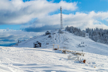 Fototapeta na wymiar Skiing on mountain Zakhar Berkut, Carpathian mountains, Ukraine.