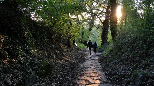 Monte Tuscolo. Innamorati passeggiano sull'antica strada Romana.
