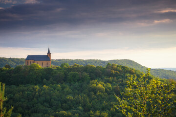 Romantische fränkische Sommerlandschaft im Abendrot in Bayern in Oberfranken bei Sonnenuntergang in den Hügeln