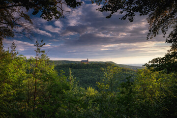 Romantische fränkische Sommerlandschaft im Abendrot in Bayern in Oberfranken bei Sonnenuntergang in den Hügeln