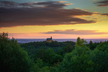 Fototapeta premium Romantische fränkische Sommerlandschaft im Abendrot in Bayern in Oberfranken bei Sonnenuntergang in den Hügeln