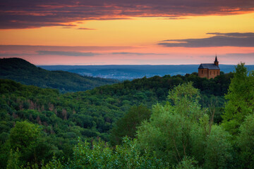 Fototapeta premium Romantische fränkische Sommerlandschaft im Abendrot in Bayern in Oberfranken bei Sonnenuntergang in den Hügeln