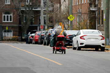 Un homme âgé roule en quadriporteur dans les rue de Québec