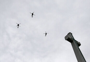 des hélicoptères militaires dans le ciel