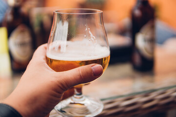 Junger Mann hält ein Bier in der Hand